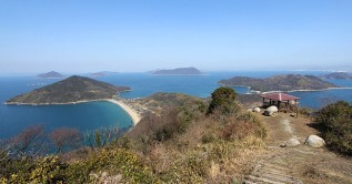 La très touristique île d'Awashima (hôtels, parcours de randonnée, musées, port de plaisance...), près de l'île de Myoto. Source : Japan-guide.com